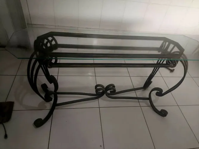 Aparador de ferro com vidro 