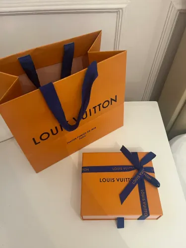 Sacola e caixa de presente Louis Vuitton