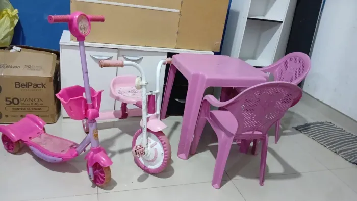 Mesa/ cadeiras e brinquedos