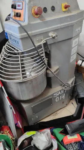 VENDO masseira marca PRATIKA mod AE-25-STD muito nova