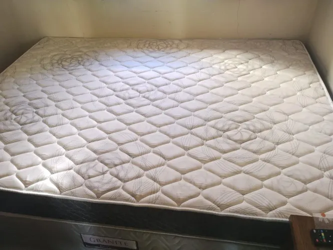 Cama de casal box seminova