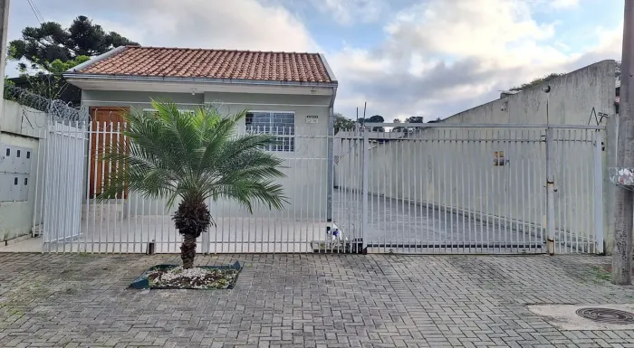 Aluga-se casa no Bairro Alto com 2 quartos