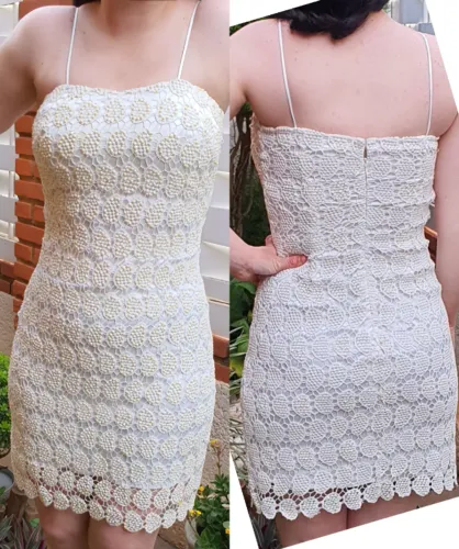 Vestido tubinho claro com guipir e pedrarias
