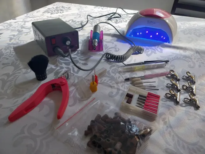 Aparelho motor para lixar unhas de gel e cabine para secar. Com utensílios