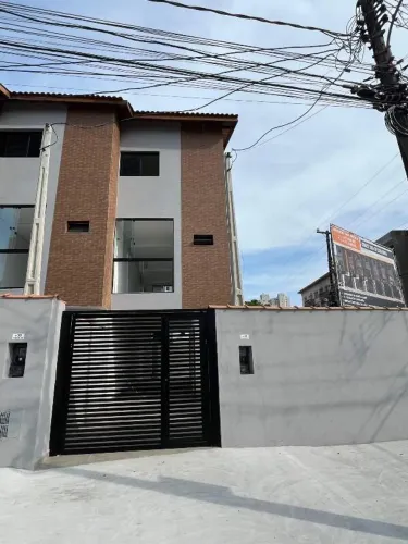 Sobrado Geminado na Enseada, 2 suítes, 2 vagas.