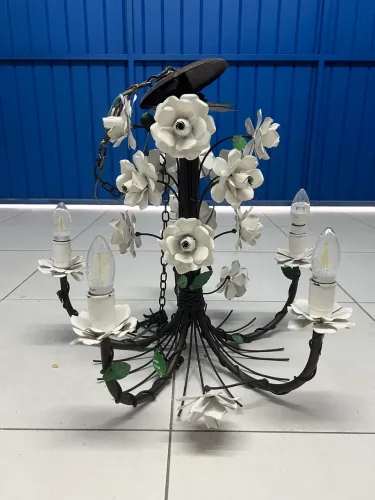 Lustre de ferro rústico com flor 