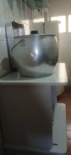 Vendo caldeirão uns 15 litro pra cozinha a vontade e um tabuleiro 