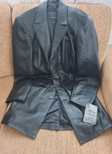 Sobretudo da marca Oakwood couro cordeiro todo forrado. R$2.200