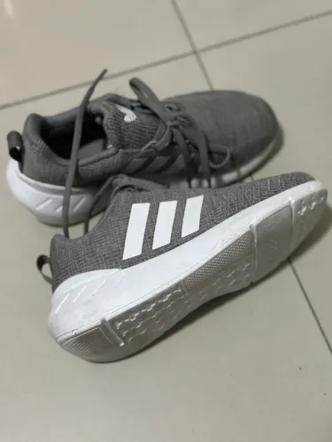 Tennis semi novo