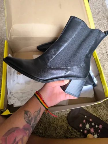Bota Preta Couro Salto Bloco Bico Fino usaflex