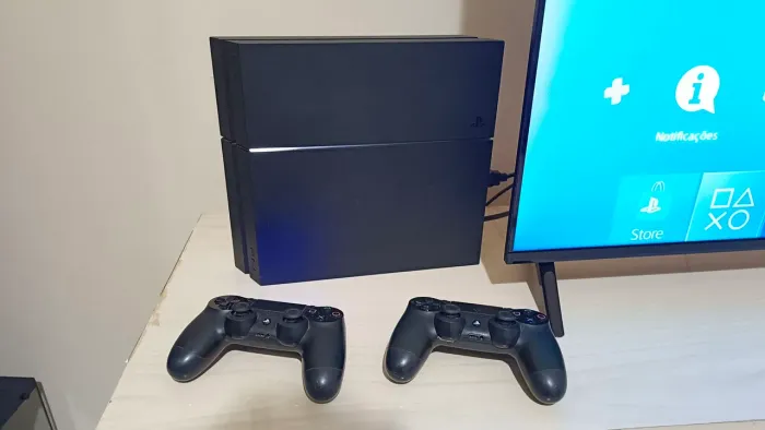 PS4 Fat / 500GB / 2 controles + cabos + jogo de brinde