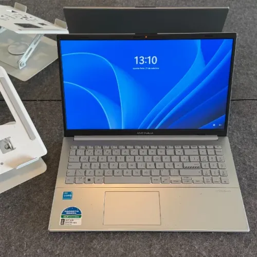Notebook Asus Vivobook, i3 de 12ª, 4gb de RAM, 256de SSD e tela de 15.6