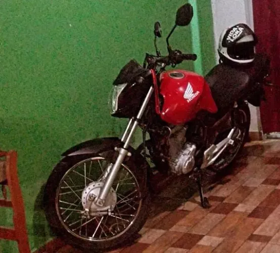 Vendo moto semi novaa