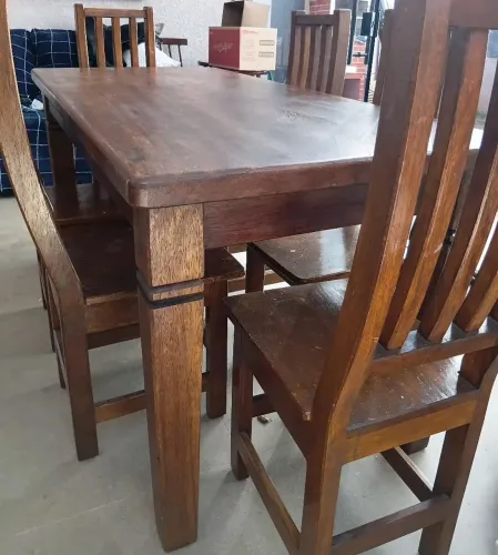 Mesa de jantar + 4 banquetas