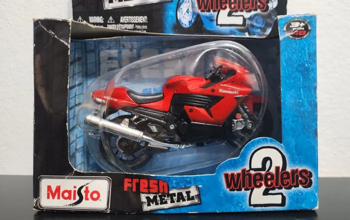 Miniatura Moto Kawasaki Vermelha - Maisto Fresh Metal 1:18