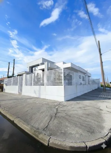 Casa com piscina 3 Dormitórios moderna na Zona Sul do Baln. Rincão
