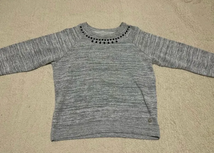 casaco cinza polo wear com pedras pretas na gola