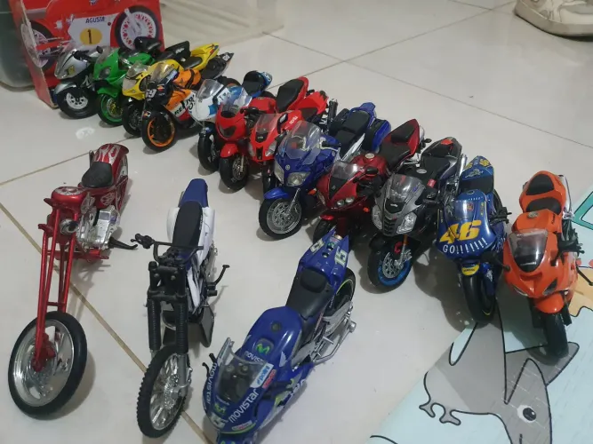 Miniaturas de Moto Maisto e New Ray