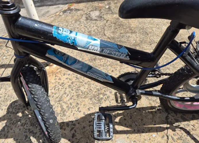Bicicleta infantil + Kit Completo de Segurança ( Bom Estado)
