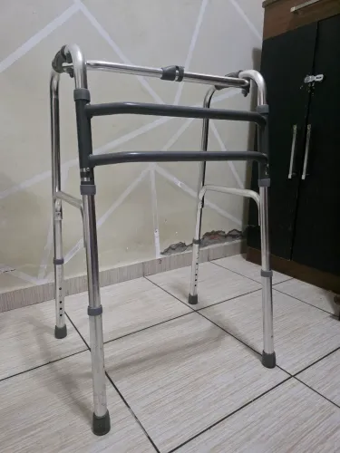Andador adulto articulável