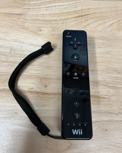 Controle original Nintendo Wii remote preto.