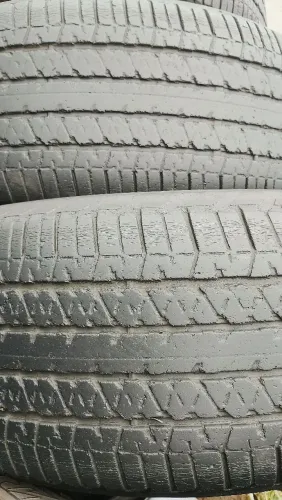 02 pneus aro 18 Bridgestone dueller 265/60/18 bons para camionetes
