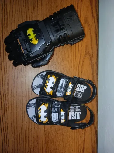 Kit - sandália + mão lançadora do batman NO tam 26/27VO