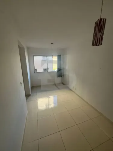Condomínio Vila Real no Madre Paulina: Sala Ampla, Varanda e Gás Incluso