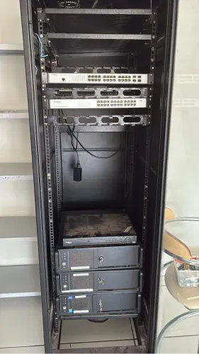 Servidor completo com rack e patches