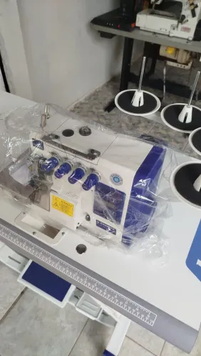 Máquina de costura overclock 