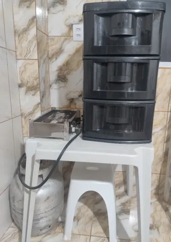 KIT COM FOGÃO MESA CADEIRA E GAVETEIRO