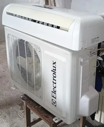 Split Electrolux Ecoturbo 9.000 BTUs, semi-nova.