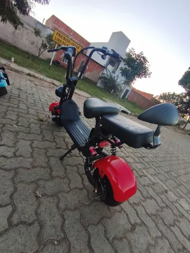 Scooter elétrica mini, com motor de 1000 watts e com bateria 48 volts de lítio 