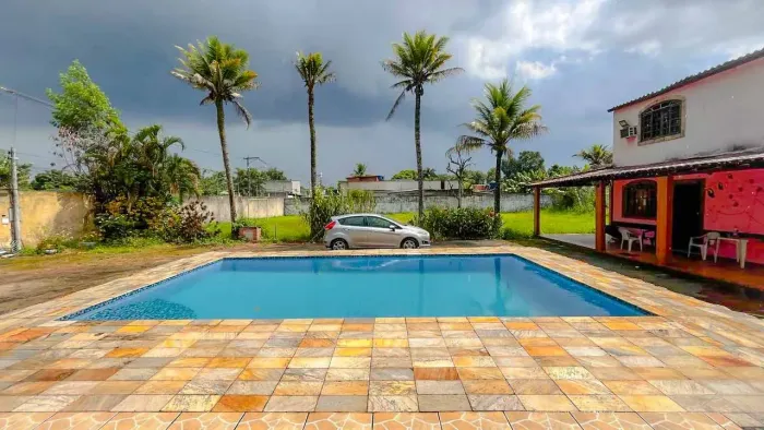 Casa para venda com piscina e quintal