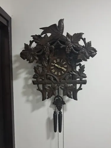 Relogio cuco funcionando e marcando horas