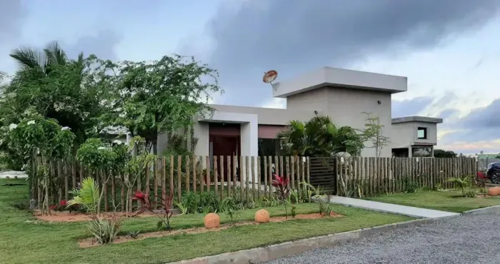 CASA DE PRAIA COM 3 SUITES E PISCINA NO LITORAL DA BAHIA