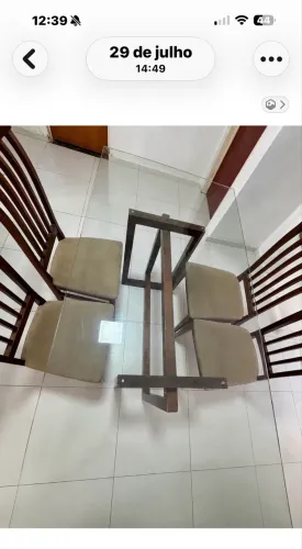 Mesa de jantar com conjunto de 4 cadeiras 