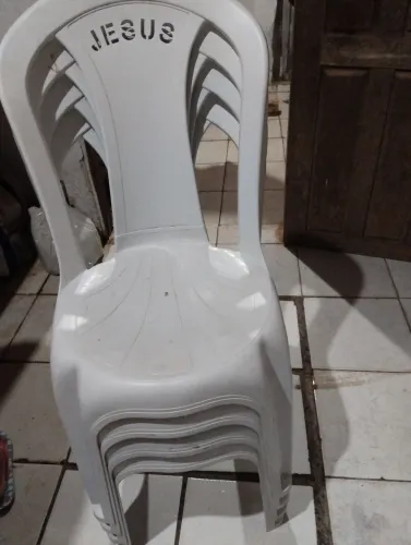 Vendo quatro cadeiras semi novas