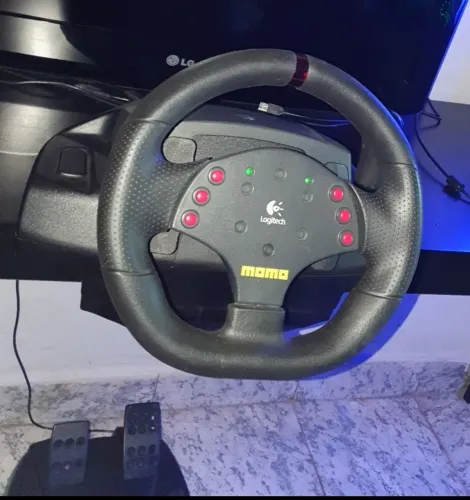Volante Logitech MOMO Racing