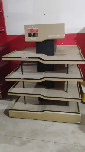 Expositor de produtos, bem conservado. Valor: 2.500,00 reais.
