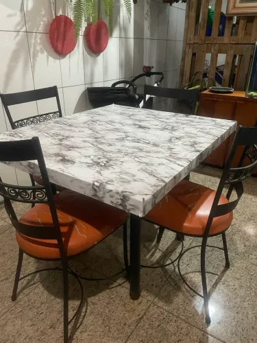 Vendo mesa com 4 cadeiras de ferro