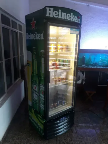 Expositora de cerveja ad Heineken