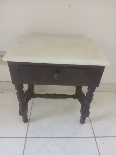 Mesa de cabeceira em jacaranda 