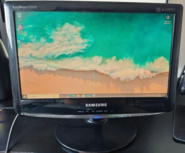 Monitor Samsung SyncMaster B1630 - 16 polegadas - com pequenos detalhes