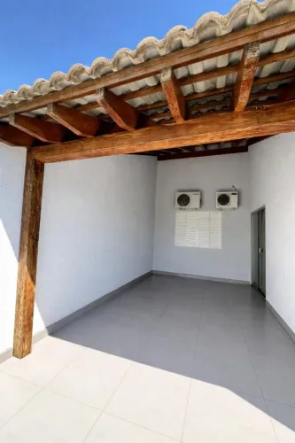 Casa completa! Fica cozinha planejada, ar, eletros e mais