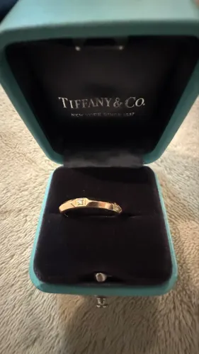 ANEL EM OURO AMARELO COM 5 DIAMANTES - LUXO E ELEGÂNCIA