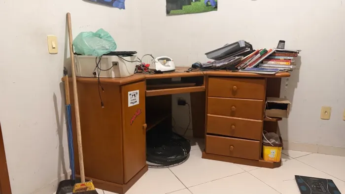 Escrivaninha de canto