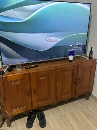 Vendo televisão.