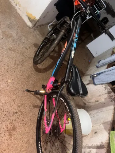 bike GTI modelo Roma com quadro de alumínio preto e rosa!!
