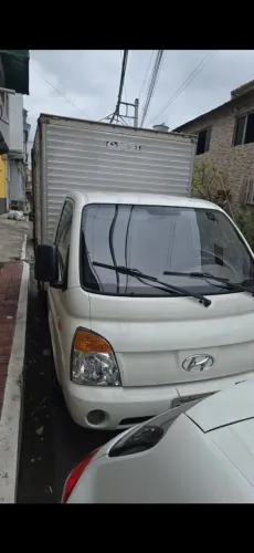 Vendo Caminhão HR com baú fechado